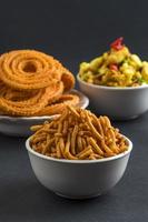 snack indio chakli, chakali o murukku y harina de gramo besan sev y chivada o chiwada. comida diwali foto