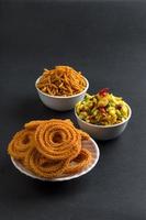 snack indio chakli, chakali o murukku y harina de gramo besan sev y chivada o chiwada. comida diwali foto