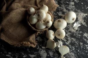 cebollas sobre fondo de textura. ingredientes de comida. foto