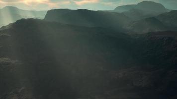 montaña en el desierto de niebla y piedra video