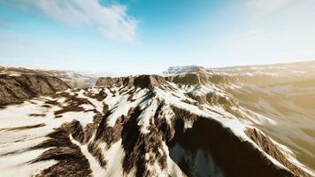 rocas cubiertas de nieve en la estación de esquí video