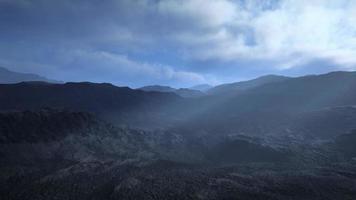 poeira vulcânica preta e montanhas com neblina no fundo video
