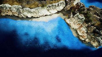 vista aérea desde un dron volador de una isla rocosa en el océano atlántico video