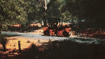 tractor de rodillos de carretera en el bosque video
