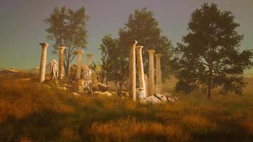 antiguas ruinas romanas con estatuas rotas video