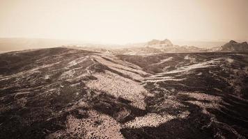 8k montagnes antarctiques avec de la neige dans le brouillard video