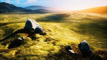 vale da montanha 8k com pedras ao nascer do sol video