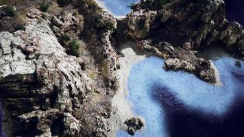 vue aérienne depuis un drone volant d'une île rocheuse dans l'océan atlantique video