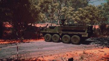 tanque blindado del ejército de batalla en la carretera video