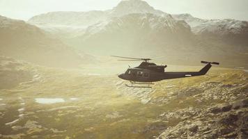 Helicóptero de la época de la guerra de vietnam en cámara lenta en las montañas video