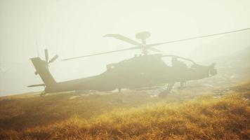 helicóptero militar en montañas en guerra video