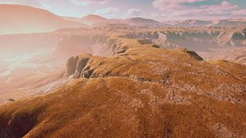 landschap met bergen en droog geel gras in nieuw-zeeland video