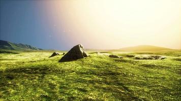 Berglandschaft bei Sonnenuntergang mit Ton im Vordergrund auf dem Feld video