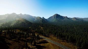 8k flygfoto panoramalandskapsvy av en naturskön väg i kanadensiska berg video