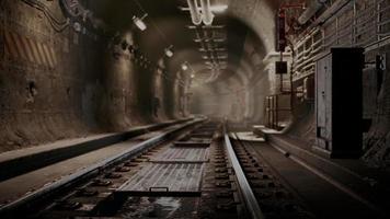 túnel ferroviario vacío cerca de la estación de tren subterráneo