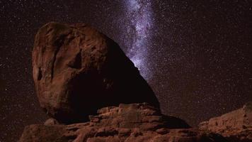 rocas rojas y cielo nocturno de la vía láctea en moab, utah video