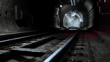 tunnel ferroviario vuoto vicino alla stazione della metropolitana video