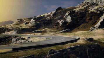 ländliche landschaft mit verlassener straße an der atlantikküste schottlands video