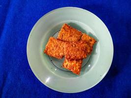 fried tempe on green plate photo