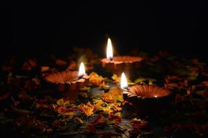 Lámparas de arcilla diya encendidas durante la celebración de Diwali. diseño de tarjeta de felicitación festival de luz hindú indio llamado diwali foto