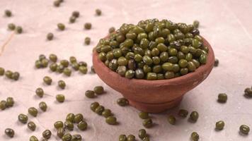 judías mung verdes también conocidas como mung dal, vigna radiata, judías verdes o moong dal aisladas en fondo blanco foto