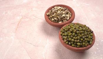 judías mung verdes también conocidas como mung dal, vigna radiata, judías verdes o moong dal aisladas en fondo blanco foto