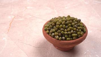 judías mung verdes también conocidas como mung dal, vigna radiata, judías verdes o moong dal aisladas en fondo blanco foto