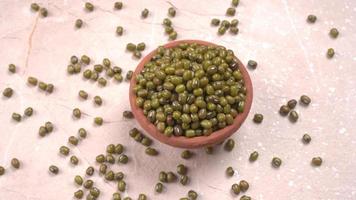 judías mung verdes también conocidas como mung dal, vigna radiata, judías verdes o moong dal aisladas en fondo blanco foto