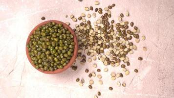 judías mung verdes también conocidas como mung dal, vigna radiata, judías verdes o moong dal aisladas en fondo blanco foto