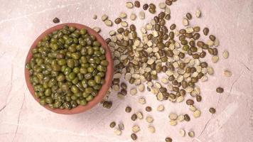 judías mung verdes también conocidas como mung dal, vigna radiata, judías verdes o moong dal aisladas en fondo blanco foto