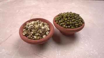 judías mung verdes también conocidas como mung dal, vigna radiata, judías verdes o moong dal aisladas en fondo blanco foto