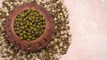 judías mung verdes también conocidas como mung dal, vigna radiata, judías verdes o moong dal aisladas en fondo blanco foto