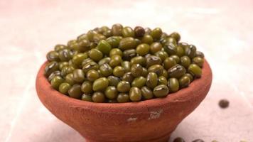 judías mung verdes también conocidas como mung dal, vigna radiata, judías verdes o moong dal aisladas en fondo blanco foto