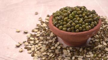 judías mung verdes también conocidas como mung dal, vigna radiata, judías verdes o moong dal aisladas en fondo blanco foto