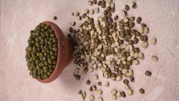 judías mung verdes también conocidas como mung dal, vigna radiata, judías verdes o moong dal aisladas en fondo blanco foto