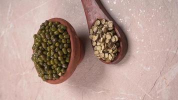 judías mung verdes también conocidas como mung dal, vigna radiata, judías verdes o moong dal aisladas en fondo blanco foto