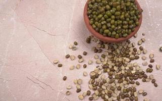 judías mung verdes también conocidas como mung dal, vigna radiata, judías verdes o moong dal aisladas en fondo blanco foto