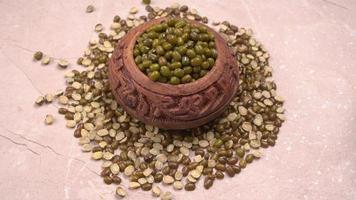 judías mung verdes también conocidas como mung dal, vigna radiata, judías verdes o moong dal aisladas en fondo blanco foto