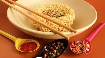 instant noodles with dry seasoning brown bowl, raw noodles. Vegetarian dish. Delicious Asian style dinner. pasta, for the preparation of which it is enough to pour boiling water and wait photo