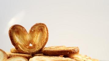 Galletas de palma de hojaldre fresco en forma de corazón. pasteles franceses clásicos. oreja de cerdo, galletas de oreja de elefante, corazones franceses. foto