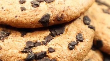 galletas de chispas de chocolate suaves y recién horneadas sobre una encimera de cocina de mármol gris. pastelería dulce tradicional americana, delicioso postre casero. fondo culinario. de cerca foto