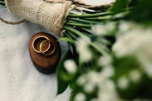 un par de anillos de boda en madera foto