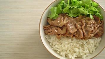 ciotola di riso donburi di maiale giapponese fatta in casa video