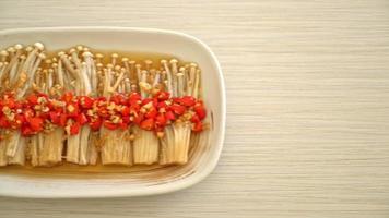 champignons dorés ou enokitake cuits à la vapeur faits maison avec sauce soja, piment et ail video