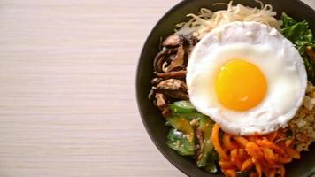 bibimbap, salade épicée coréenne avec bol de riz - cuisine traditionnellement coréenne video