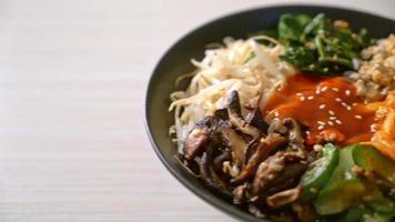 bibimbap, insalata piccante coreana con ciotola di riso - stile alimentare tradizionalmente coreano video