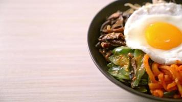 bibimbap, salade épicée coréenne avec bol de riz - cuisine traditionnellement coréenne video