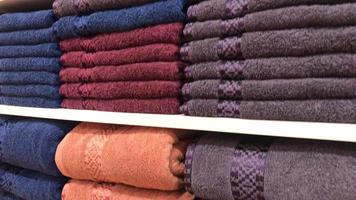 toalha colorida na prateleira na loja de varejo