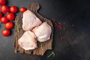 muslo de pollo crudo trozo de carne de ave fresca porción dietética foto