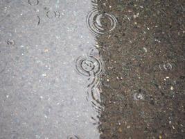 fondo de charco de agua de lluvia foto